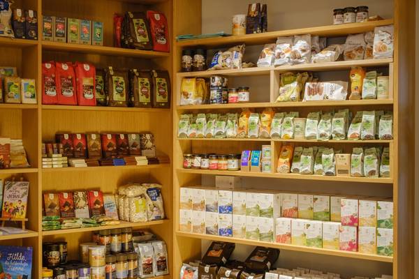 Verkausfsstand mit Eine-Welt-Produkten