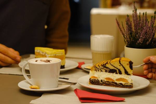 Quelle: Begegnungszentrum "mittendrin" Kaffeetasse und Kuchen
