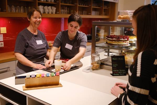 Bedienung eines Gasts an der Theke