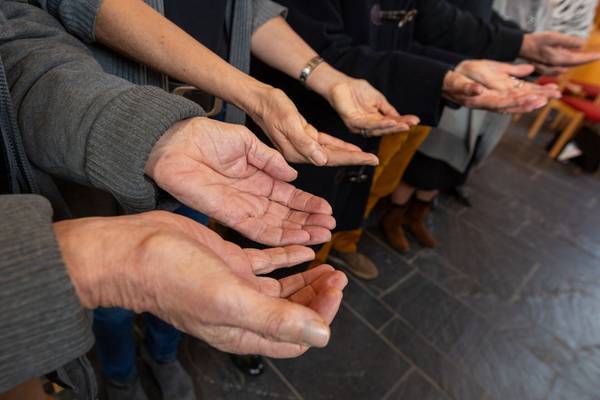Quelle: Rolf Oeser / fundus-medien.de, Fundus, redaktionell frei verwendbar, 1111 Gruppe betet inGemeinschaft mit nach oben geöffneten Händen.